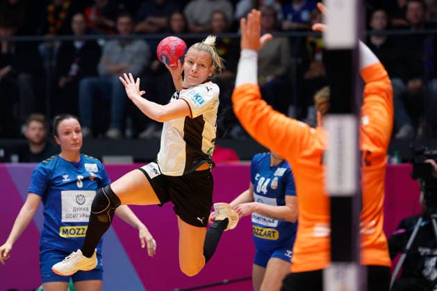 l.-r.: Antje Doell (DHB, 29) make the goal for 7:3, 30.11.2025, 27TH IHF Womens Handball World Championship, WM, Weltmeisterschaft 2025, Germany - Serbia, GER, Stuttgart, Porsche Arena Copyright: HMBxMedia xHeikoxBecker