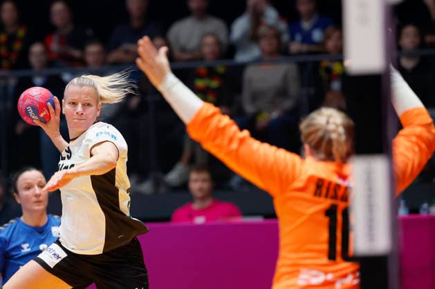 l.-r.: Antje Doell (DHB, 29) make the goal for 7:3, 30.11.2025, 27TH IHF Womens Handball World Championship, WM, Weltmeisterschaft 2025, Germany - Serbia, GER, Stuttgart, Porsche Arena Copyright: HMBxMedia xHeikoxBecker