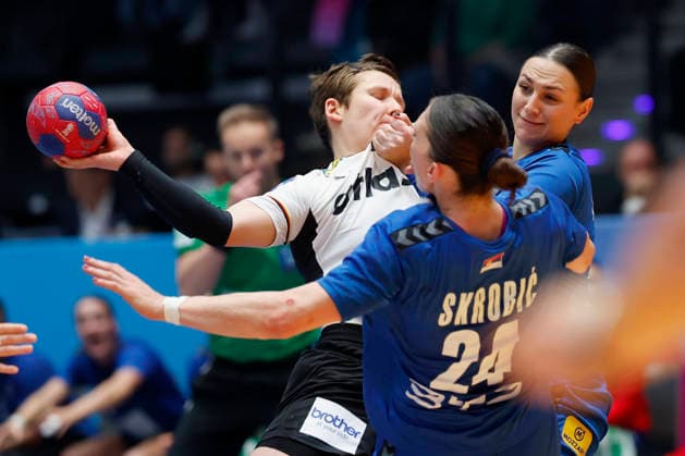 l.-r.: Alina Grijseels (DHB, 4), Jovana Skrobic (Serbia, 24) and Jelena Agbaba (Serbia, 13), 30.11.2025, 27TH IHF Womens Handball World Championship, WM, Weltmeisterschaft 2025, Germany - Serbia, GER, Stuttgart, Porsche Arena Copyright: HMBxMedia xHeikoxBecker