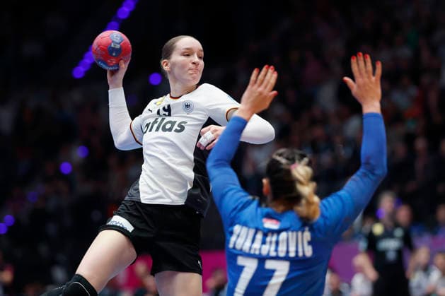 l.-r.: Nieke Kuehne (DHB, 19) and Aleksandra Vukajlovic (Serbia, 77), 30.11.2025, 27TH IHF Womens Handball World Championship, WM, Weltmeisterschaft 2025, Germany - Serbia, GER, Stuttgart, Porsche Arena Copyright: HMBxMedia xHeikoxBecker