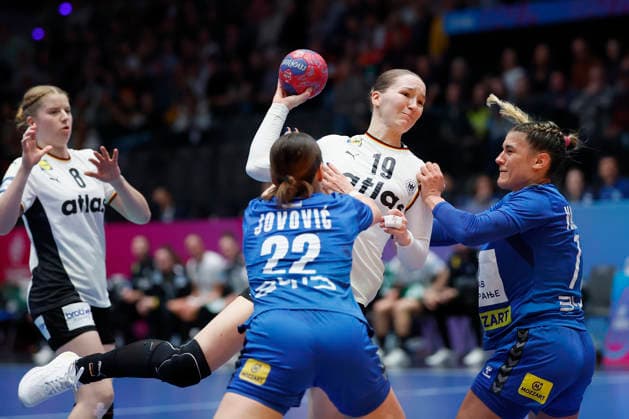 l.-r.: Nina Engel (DHB, 8), Jovana Jovovic (Serbia, 22), Nieke Kuehne (DHB, 19) and Aleksandra Vukajlovic (Serbia, 77), 30.11.2025, 27TH IHF Womens Handball World Championship, WM, Weltmeisterschaft 2025, Germany - Serbia, GER, Stuttgart, Porsche Arena Copyright: HMBxMedia xHeikoxBecker