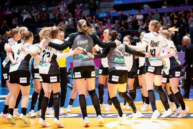 The German women s handball team is delighted with their victory against Serbia. 30.11.2025, 27TH IHF Womens Handball World Championship, WM, Weltmeisterschaft 2025, Germany - Serbia, GER, Stuttgart, Porsche Arena Copyright: HMBxMedia xHeikoxBecker