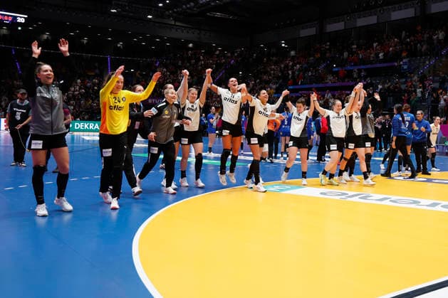 The German women s handball team is delighted with their victory against Serbia. 30.11.2025, 27TH IHF Womens Handball World Championship, WM, Weltmeisterschaft 2025, Germany - Serbia, GER, Stuttgart, Porsche Arena Copyright: HMBxMedia xHeikoxBecker