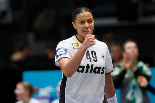 l.-r.: Aimee von Pereira (DHB, 49), 30.11.2025, 27TH IHF Womens Handball World Championship, WM, Weltmeisterschaft 2025, Germany - Serbia, GER, Stuttgart, Porsche Arena Copyright: HMBxMedia xHeikoxBecker