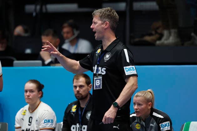 l.-r.: Trainer, Coach, Markus Gaugisch (DHB), 30.11.2025, 27TH IHF Womens Handball World Championship, WM, Weltmeisterschaft 2025, Germany - Serbia, GER, Stuttgart, Porsche Arena Copyright: HMBxMedia xHeikoxBecker