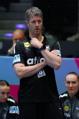 l r Trainer, Coach, Markus Gaugisch DHB , 30 11 2025, 27TH IHF Womens Handball World Championship 2025, Germany Serbia, GER, Stuttgart, Porsche Arena Copyright: HMBxMedia xHeikoxBecker