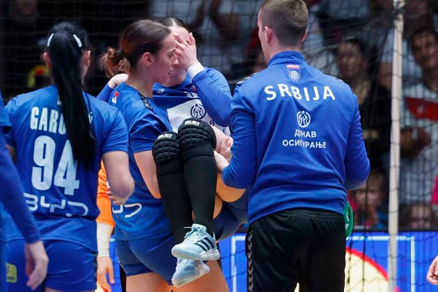 Jovana Jovovic Serbia, 22 carries her injured teammate Dunja Tabak Serbia, 9 off the field 30 11 2025, 27TH IHF Womens Handball World Championship 2025, Germany Serbia, GER, Stuttgart, Porsche Arena Copyright: HMBxMedia xHeikoxBecker