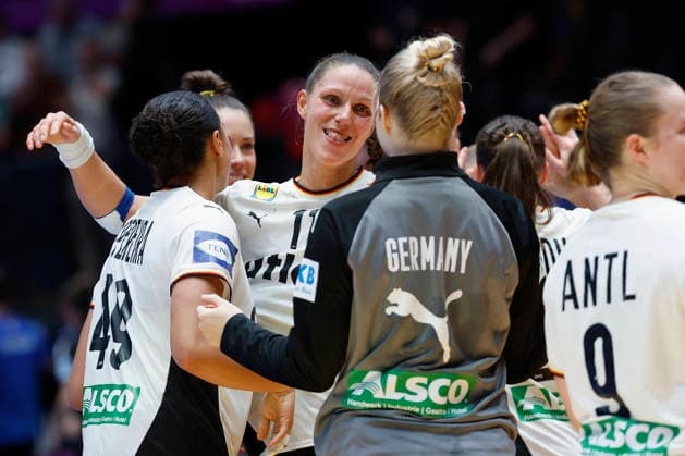 The German women s handball team is delighted with their victory against Serbia. 30.11.2025, 27TH IHF Womens Handball World Championship, WM, Weltmeisterschaft 2025, Germany - Serbia, GER, Stuttgart, Porsche Arena Copyright: HMBxMedia xHeikoxBecker
