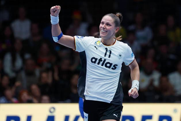 l.-r.: Xenia Smits (DHB, 11) cheers after your goal, 30.11.2025, 27TH IHF Womens Handball World Championship, WM, Weltmeisterschaft 2025, Germany - Serbia, GER, Stuttgart, Porsche Arena Copyright: HMBxMedia xHeikoxBecker