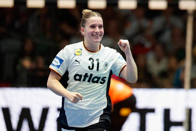 l.-r.: Alexia Hauf (DHB, 31) cheers after your goal, 30.11.2025, 27TH IHF Womens Handball World Championship, WM, Weltmeisterschaft 2025, Germany - Serbia, GER, Stuttgart, Porsche Arena Copyright: HMBxMedia xHeikoxBecker