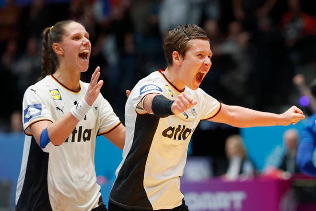 l.-r.: Xenia Smits (DHB, 11) and Alina Grijseels (DHB, 4), celebrates after the victory against Serbia, 30.11.2025, 27TH IHF Womens Handball World Championship, WM, Weltmeisterschaft 2025, Germany - Serbia, GER, Stuttgart, Porsche Arena Copyright: HMBxMedia xHeikoxBecker