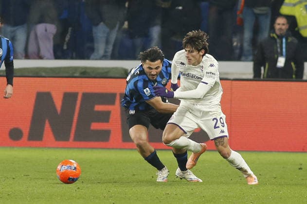 CALCIO - Serie A - Atalanta BC vs ACF Fiorentina Moise Kean of ACF Fiorentina competes for the ball with Sead Kolasinac of Atalanta BC during Atalanta BC vs ACF Fiorentina, 13Â° Serie A Enilive 2025-26 game at New Balance arena in Bergamo (BG), Italy, on November 30, 2025. Bergamo Italy  Copyright: xIPAxSport ABACAx
