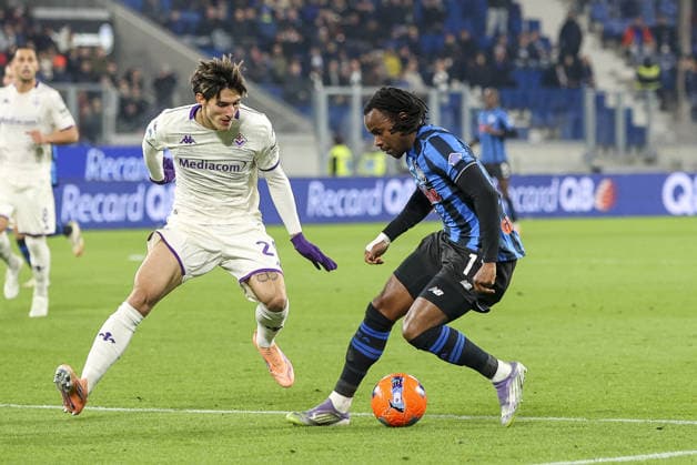 CALCIO - Serie A - Atalanta BC vs ACF Fiorentina Ademola Lookman of Atalanta BC battle for the ball with Niccolo Fortini of ACF Fiorentina during Atalanta BC vs ACF Fiorentina, 13Â° Serie A Enilive 2025-26 game at New Balance arena in Bergamo (BG), Italy, on November 30, 2025. Bergamo Italy  Copyright: xIPAxSport ABACAx