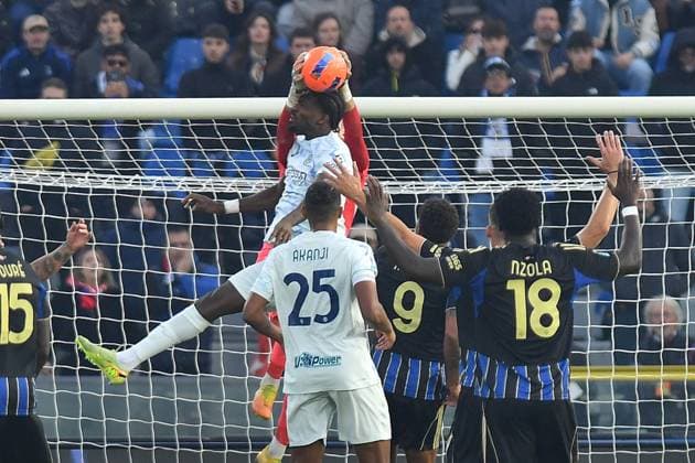 CALCIO - Serie A - Pisa SC vs Inter - FC Internazionale Simone Scuffet (Pisa) saves on Hakan Calhanoglu (Inter) during Pisa SC vs Inter - FC Internazionale, Italian soccer Serie A match in Pisa, Italy, November 30 2025 Pisa Italy  Copyright: xIPAxSport ABACAx