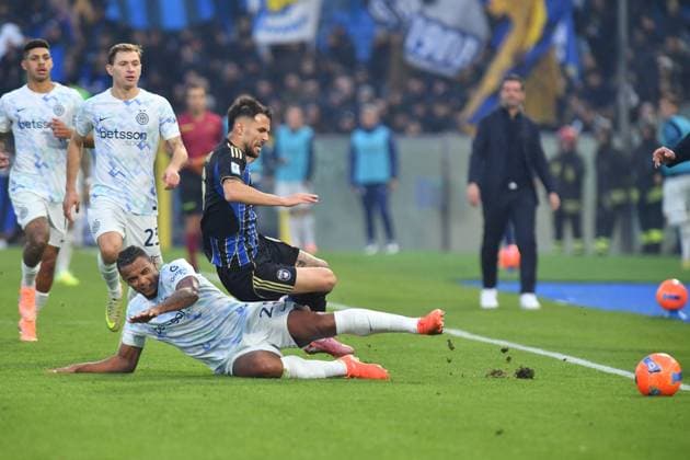 CALCIO - Serie A - Pisa SC vs Inter - FC Internazionale Marius Marin (Pisa) thwarted by Manuel Akanji (Inter) during Pisa SC vs Inter - FC Internazionale, Italian soccer Serie A match in Pisa, Italy, November 30 2025 Pisa Italy  Copyright: xIPAxSport ABACAx