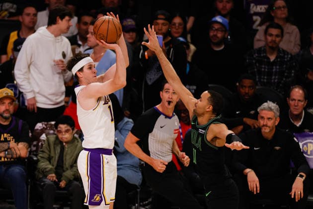 LOS ANGELES, CA - NOVEMBER 30: Los Angeles Lakers guard Austin Reaves (15) shoots the ball during the New Orleans Pelicans vs Los Angeles Lakers game on November 30, 2025, at Crypto.com Arena in Los Angeles, CA. (Photo by Jevone Moore Icon Sportswire) NBA, Basketball Herren, USA NOV 30 New Orleans Pelicans at Los Angeles Lakers EDITORIAL USE ONLY Icon20251130005