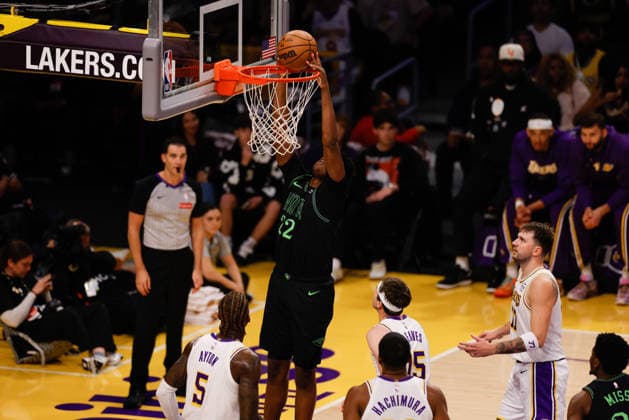 LOS ANGELES, CA - NOVEMBER 30: New Orleans Pelicans center Derik Queen (22) slam dunk the ball during the New Orleans Pelicans vs Los Angeles Lakers game on November 30, 2025, at Crypto.com Arena in Los Angeles, CA. (Photo by Jevone Moore Icon Sportswire) NBA, Basketball Herren, USA NOV 30 New Orleans Pelicans at Los Angeles Lakers EDITORIAL USE ONLY Icon20251130010