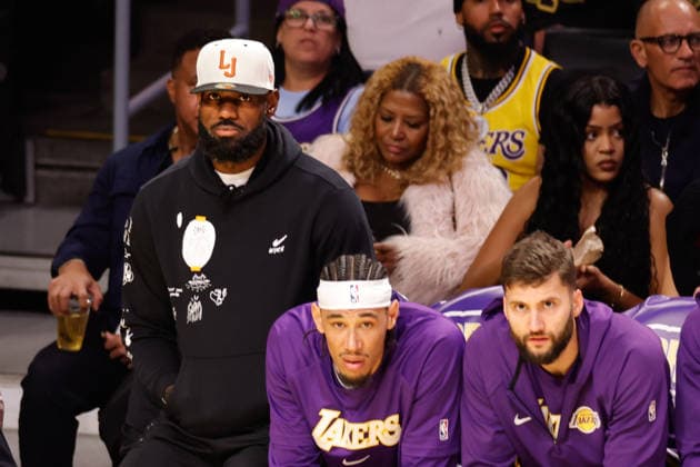 LOS ANGELES, CA - NOVEMBER 30: Los Angeles Lakers forward LeBron James (23) on the bench during the New Orleans Pelicans vs Los Angeles Lakers game on November 30, 2025, at Crypto.com Arena in Los Angeles, CA. (Photo by Jevone Moore Icon Sportswire) NBA, Basketball Herren, USA NOV 30 New Orleans Pelicans at Los Angeles Lakers EDITORIAL USE ONLY Icon20251130017