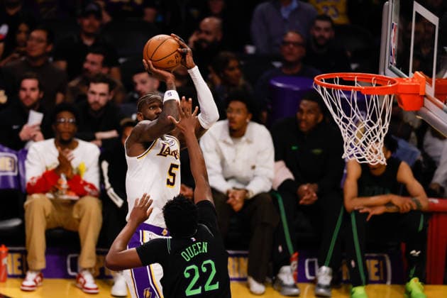 LOS ANGELES, CA - NOVEMBER 30:Los Angeles Lakers center Deandre Ayton (5) shoots the ball during the New Orleans Pelicans vs Los Angeles Lakers game on November 30, 2025, at Crypto.com Arena in Los Angeles, CA. (Photo by Jevone Moore Icon Sportswire) NBA, Basketball Herren, USA NOV 30 New Orleans Pelicans at Los Angeles Lakers EDITORIAL USE ONLY Icon20251130019