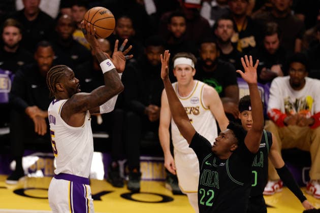 LOS ANGELES, CA - NOVEMBER 30: Los Angeles Lakers center Deandre Ayton (5) shoots the ball during the New Orleans Pelicans vs Los Angeles Lakers game on November 30, 2025, at Crypto.com Arena in Los Angeles, CA. (Photo by Jevone Moore Icon Sportswire) NBA, Basketball Herren, USA NOV 30 New Orleans Pelicans at Los Angeles Lakers EDITORIAL USE ONLY Icon20251130023