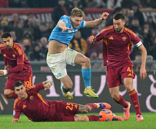 (251201) -- ROME, Dec. 1, 2025 -- Napoli s Rasmus Hojlund (top) vies with Roma s Gianluca Mancini (bottom) and Bryan Cristante (R) during a Serie A soccer match between Roma and Napoli in Rome, Italy, Nov. 30, 2025. (Photo by Xinhua) (SP)ITALY-ROME-FOOTBALL-SERIE A-ROMA VS NAPOLI AlbertoxLingria 