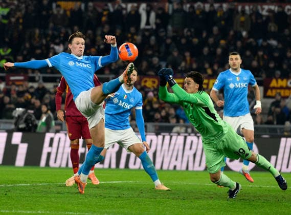 (251201) -- ROME, Dec. 1, 2025 -- Roma s goalkeeper Mile Svilar (front R) makes a save during a Serie A soccer match between Roma and Napoli in Rome, Italy, Nov. 30, 2025. (Photo by Xinhua) (SP)ITALY-ROME-FOOTBALL-SERIE A-ROMA VS NAPOLI AlbertoxLingria 