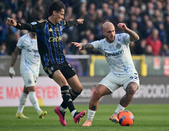 (251201) -- PISA, Dec. 1, 2025 -- Inter Milan s Federico Dimarco (R) vies with Pisa s Gabriele Piccinini during a Serie A football match between Pisa and Inter Milan in Pisa, Italy, Nov. 30, 2025. (SP)ITALY-PISA-FOOTBALL-SERIE A-PISA VS INTER MILAN LixJing 