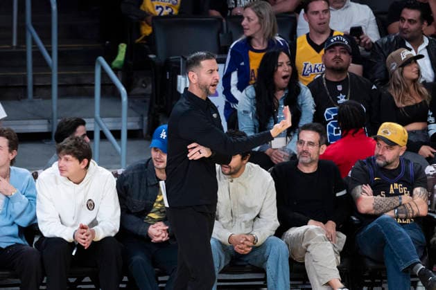 November 30, 2025, Los Angeles, California, USA: New Orleans Pelicans head coach James Borrego directs against the Los Angeles Lakers during an NBA, Basketball Herren, USA basketball game at Crypto.com Arena, in Los Angeles Sunday Nov. 30, 2025. Los Angeles USA - ZUMAc68_ 20251130_zaf_c68_142 Copyright: xRingoxChiux
