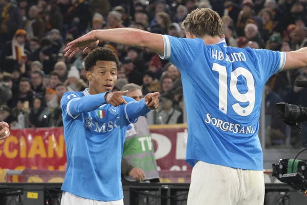 CALCIO - Serie A - AS Roma vs SSC Napoli Napoli s Brazilian forward David Neres celebrates after scoring a goal during the Serie A football match between AS Roma vs SSC Napoli at the Olimpico Stadium in Rome, Italy on November 30, 2025 Rome Italy  Copyright: xIPAxSport ABACAx
