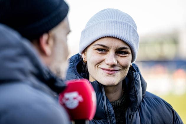 Half-time interview with injured Leipzig player Giovanna Hoffmann Football 1 Womens Bundesliga, Matchday 11 RB Leipzig VfL Wolfsburg 23 November 2025 Leipzig, Training Center on Cottaweg RB Leipzig VfL Wolfsburg
