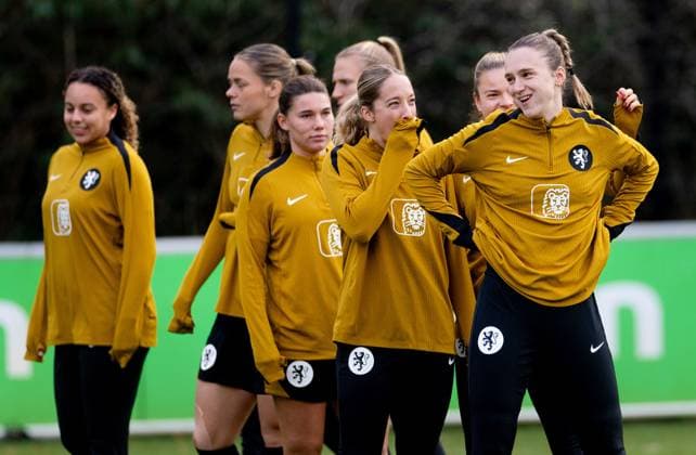ZEIST - Vivianne Miedema and her teammates during a soccer training session at the KNVB Campus. The Dutch national team, Nationalteam is preparing for the friendly against South Korea. ANP IRIS VAN DEN BROEK xVIxANPxSportx xxANPxIVx 543570262 originalFilename: 543570262.jpg