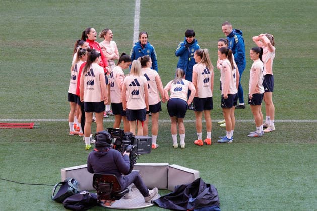 December 1, 2025, Madrid, Madrid, Spain: Sonia Bermudez, head coach of Spain talks to her players during the training session of the Spain Women s team ahead the UEFA Women s Nations League 2025 Final Second Leg match between Spain and Germany at Riyadh Air Metropolitano stadium on December 01, 2025, in Madrid, Spain. Madrid Spain - ZUMAa181 20251201_zaa_a181_043 Copyright: xDennisxAgyemanx
