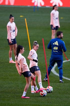 December 1, 2025, Madrid, Madrid, Spain: Athenea del Castillo during the training session of the Spain Women s team ahead the UEFA Women s Nations League 2025 Final Second Leg match between Spain and Germany at Riyadh Air Metropolitano stadium on December 01, 2025, in Madrid, Spain. Madrid Spain - ZUMAa181 20251201_zaa_a181_050 Copyright: xDennisxAgyemanx