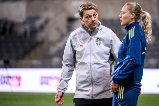 251201 Head coach Tony Gustavsson and Elma Junttila Nelhage of the Swedish women s national football team at a training session on December 1, 2025 in Stockholm Photo Jesper Zerman BILDBYRAN kod JZ JZ0652 fotboll football soccer fotball nations league uefa womens nations league träning practice training sverige sweden dam bbeng  Copyright: JESPERxZERMAN BB251201JZ007