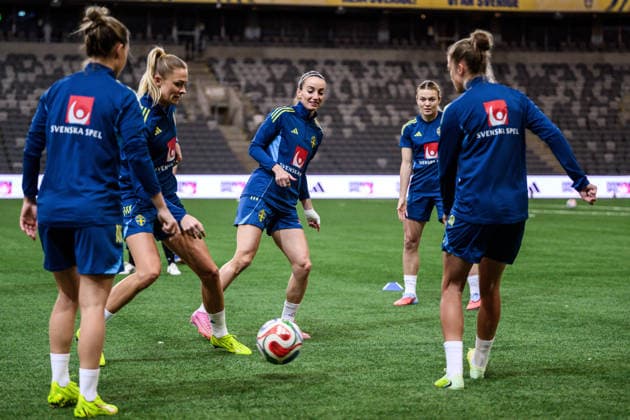 251201 Kosovare Asllani of the Swedish women s national football team at a training session on December 1, 2025 in Stockholm Photo Jesper Zerman BILDBYRAN kod JZ JZ0652 fotboll football soccer fotball nations league uefa womens nations league träning practice training sverige sweden dam bbeng  Copyright: JESPERxZERMAN BB251201JZ044