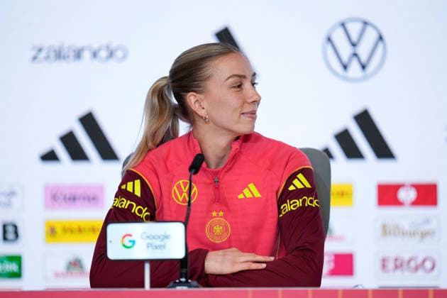 December 1, 2025, Madrid, Madrid, Spain: Elisa Sens of Germany attends her press conference, PK, Pressekonferenz prior her UEFA Women s Nations League 2025 final second leg match against Spain at Riyadh Air Metropolitano stadium on December 01, 2025 in Madrid, Spain. Madrid Spain - ZUMAa181 20251201_zaa_a181_090 Copyright: xOscarxJ.xBarrosox