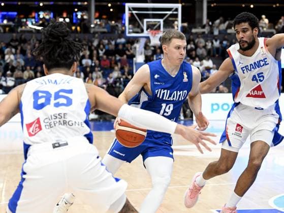 Elias Valtonen of Finland (middle) and Matthew Strazel (left) and Louis Labeyrie of France during men s FIBA World Cup basketball qualifying match Finland vs France in Espoo, Finland on December 1, 2025. Espoo Finland LKFTJK20251201183131QHMK  Copyright: xMikkoxStigx LKFTJK20251201183131QHMK
