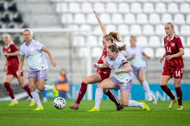 251201 Karen Holmgaard of Denmark and Elisabeth Terland of Norway during the international friendly football match between Denmark and Norway on December 1, 2025 in La Linea Photo Vegard Grott BILDBYRAN kod VG VG0842 bbeng fotboll football soccer fotball träningslandskamp privatlandskamp landskamp international friendly norge norway women dam danmark denmark  Copyright: VEGARDxGRoTT BB251201VG018