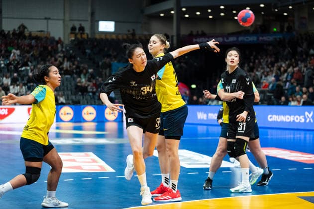 JUNG Ji In (34 Republic of Korea) takes a jump shot during the IHF Women s Handball World Championship, WM, Weltmeisterschaft game between Republic of Korea and Kazakhstan at the SWT Arena in Trier, Germany Copyright: xMartinxPitschx xSPPx Sportspressphoto_SPR68528