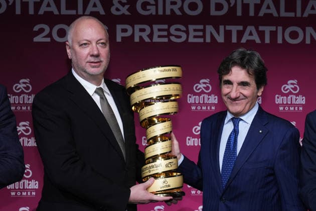 Rosen Å½eljazkov Prime Minister of Bulgaria with the trophy and The RCS President Urbano Cairo during the presentation of the 2026 Giro d Italia man and women in Rome, Italy - December 1, 2025  Copyright: xMassimoxPaolone LaPressex