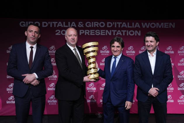 Rosen Å½eljazkov Prime Minister of Bulgaria with the trophy and The RCS President Urbano Cairo during the presentation of the 2026 Giro d Italia man and women in Rome, Italy - December 1, 2025  Copyright: xMassimoxPaolone LaPressex