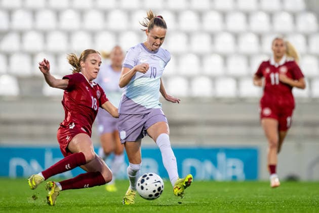 251201 Sara Holmgaard of Denmark and Caroline Graham Hansen of Norway during the international friendly football match between Denmark and Norway on December 1, 2025 in La Linea Photo Vegard Grott BILDBYRAN kod VG VG0842 bbeng fotboll football soccer fotball träningslandskamp privatlandskamp landskamp international friendly norway women dam danmark denmark  Copyright: VEGARDxGRoTT BB251201VG022