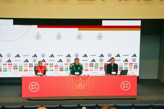 01 12 2025, xgrfx, Football DFB Media Dates, German Womens National Team Press Conference, Final Training v l Elisa Senß, Christian Wück German Womens National Team DFL DFB REGULATIONS PROHIBIT ANY USE OF PHOTOGRAPHS as IMAGE SEQUENCES and or QUASI VIDEO Madrid