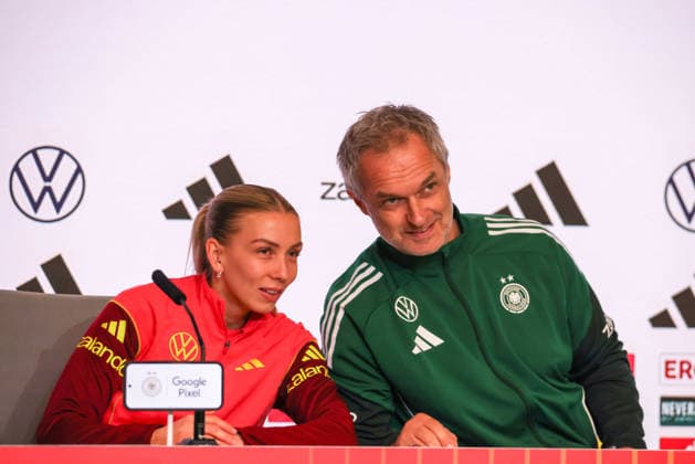 Madrid, Germany 01 December 2025 UEFA Nations League Women Final Closing PK 2025 Spain vs Germany In the picture from left Elisa Senß Senss Germany and national coach Christian Wück Wueck Germany at the final press conference in Madrid Estado Metropolitano Copyright: xFotostandx xFantinix