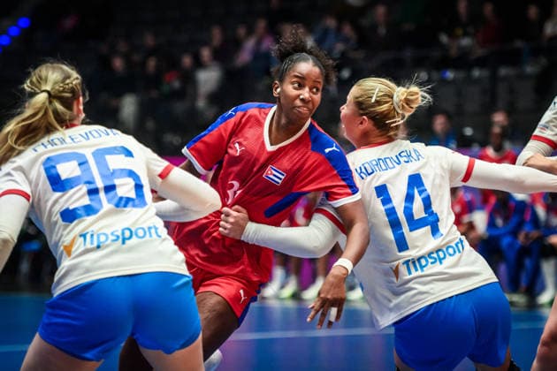 Jennifer Amanda Toledo Abreu Cuba, 34 vs Charlotte Cholevova Czech Republic, 96 and Kamila Kordovska Czech Republic, 14 GER, Czech Republic Cuba, Handball World Championship, Preliminary Round, Group G, 01 12 2025 GER, Czech Republic Cuba, Handball World Championship, Preliminary Round, Group G, 01 12 2025 Stuttgart Copyright: xSandyxDinkelackerx EP_SDR