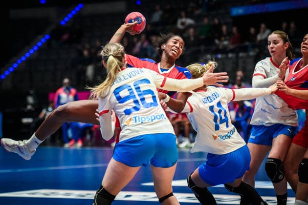 Jennifer Amanda Toledo Abreu Cuba, 34 vs Charlotte Cholevova Czech Republic, 96 and Kamila Kordovska Czech Republic, 14 GER, Czech Republic Cuba, Handball World Championship, Preliminary Round, Group G, 01 12 2025 GER, Czech Republic Cuba, Handball World Championship, Preliminary Round, Group G, 01 12 2025 Stuttgart Copyright: xSandyxDinkelackerx EP_SDR