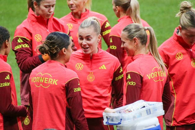 01 12 2025, xgrfx, Football DFB Media Dates, German Womens National Team Press Conference, Final Training f l Bibiane Schulze Solano, Laura Freigang, Klara Bühl German Womens National Team DFL DFB REGULATIONS PROHIBIT ANY USE OF PHOTOGRAPHS as IMAGE SEQUENCES and or QUASI VIDEO Madrid