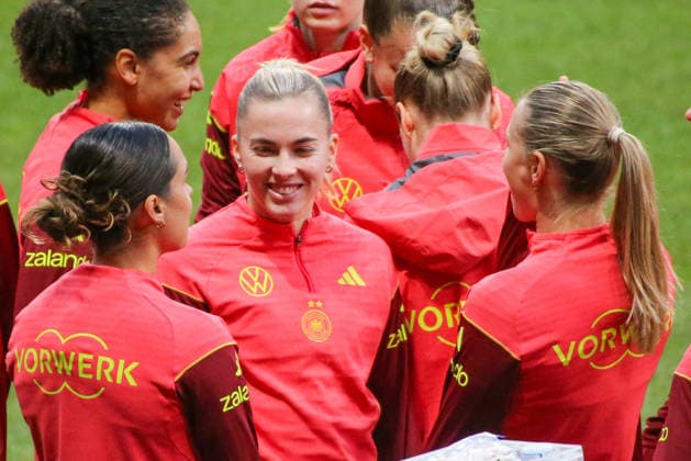 01 12 2025, xgrfx, Football DFB Media Dates, German Womens National Team Press Conference, Final Training f l Bibiane Schulze Solano, Laura Freigang, Klara Bühl German Womens National Team DFL DFB REGULATIONS PROHIBIT ANY USE OF PHOTOGRAPHS as IMAGE SEQUENCES and or QUASI VIDEO Madrid