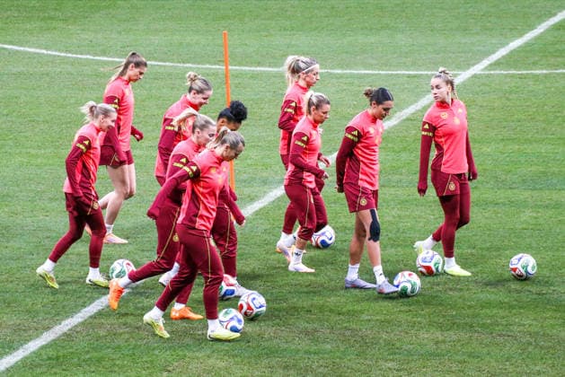 01 12 2025, xgrfx, Football DFB Media Dates, German Womens National Team Press Conference, Final Training v l The German National Team at the Final Training in Madrid German Womens National Team DFL DFB REGULATIONS PROHIBIT ANY USE OF PHOTOGRAPHS as IMAGE SEQUENCES and or QUASI VIDEO Madrid