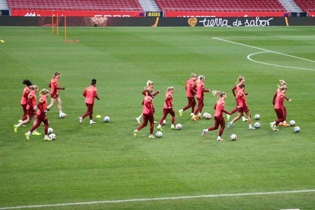 01 12 2025, xgrfx, Football DFB Media Dates, German Womens National Team Press Conference, Final Training v l The German National Team at the Final Training in Madrid German Womens National Team DFL DFB REGULATIONS PROHIBIT ANY USE OF PHOTOGRAPHS as IMAGE SEQUENCES and or QUASI VIDEO Madrid